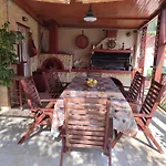 Villa George's Family Friendly Maisonette With Great Exterior