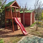 George's Family Friendly Maisonette With Great Exterior