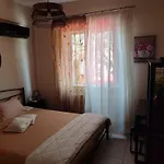 Villa George's Family Friendly Maisonette With Great Exterior *