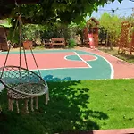 Villa George's Family Friendly Maisonette With Great Exterior *