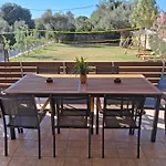 Villa George's Family Friendly Maisonette With Great Exterior