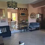 Villa George's Family Friendly Maisonette With Great Exterior *
