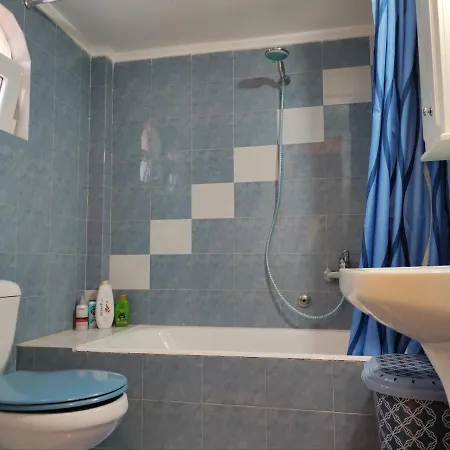 Vila George's Family Friendly Maisonette With Great Exterior Dhrosiá
