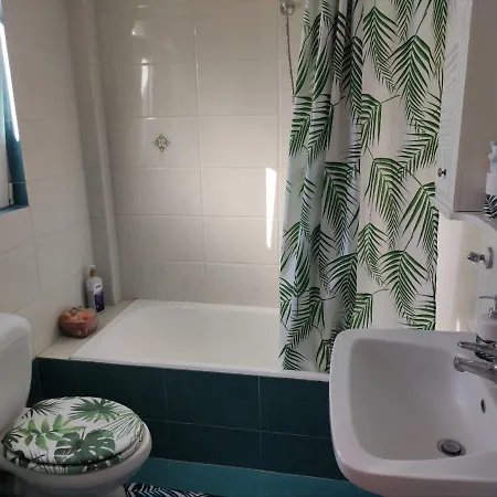 Vila George's Family Friendly Maisonette With Great Exterior