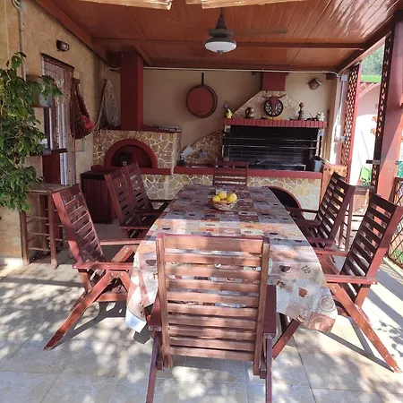 Βίλα George's Family Friendly Maisonette With Great Exterior