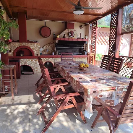 George's Family Friendly Maisonette With Great Exterior *