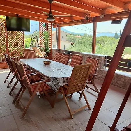 Villa George's Family Friendly Maisonette With Great Exterior *