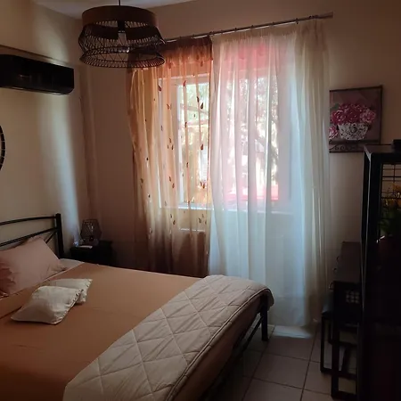 Vila George's Family Friendly Maisonette With Great Exterior *