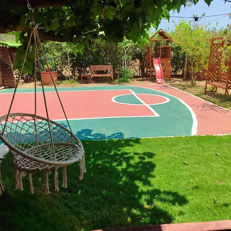 Βίλα George's Family Friendly Maisonette With Great Exterior *