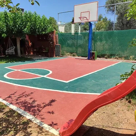 Villa George's Family Friendly Maisonette With Great Exterior