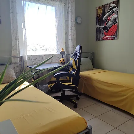 Βίλα George's Family Friendly Maisonette With Great Exterior Δροσιά