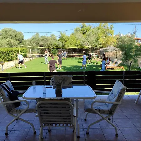 Villa George's Family Friendly Maisonette With Great Exterior *