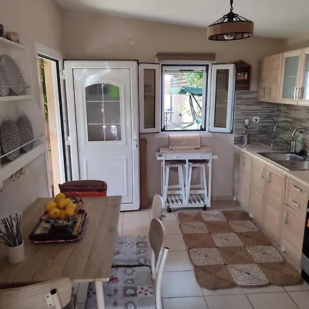 George's Family Friendly Maisonette With Great Exterior Vila