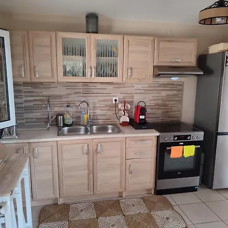 Vila George's Family Friendly Maisonette With Great Exterior