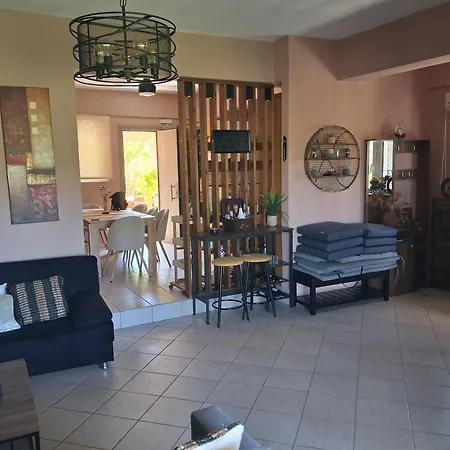 Vila George's Family Friendly Maisonette With Great Exterior *