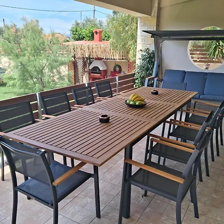 Vila George's Family Friendly Maisonette With Great Exterior Dhrosiá