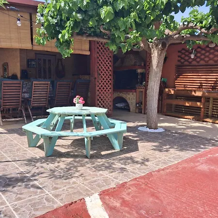Villa George's Family Friendly Maisonette With Great Exterior *