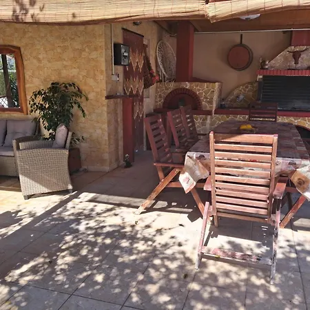 Villa George's Family Friendly Maisonette With Great Exterior