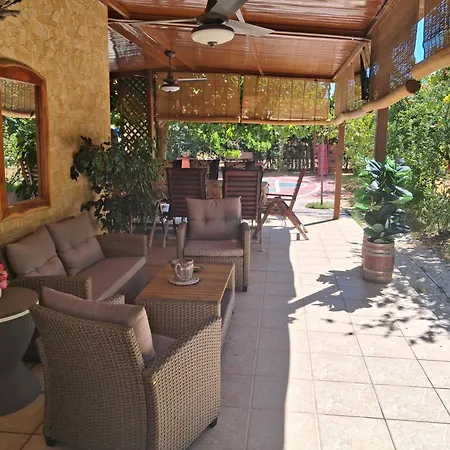Villa George's Family Friendly Maisonette With Great Exterior